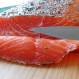 Jemně nasolený losos: 7 receptů, jak si doma lahodně osolit lososa